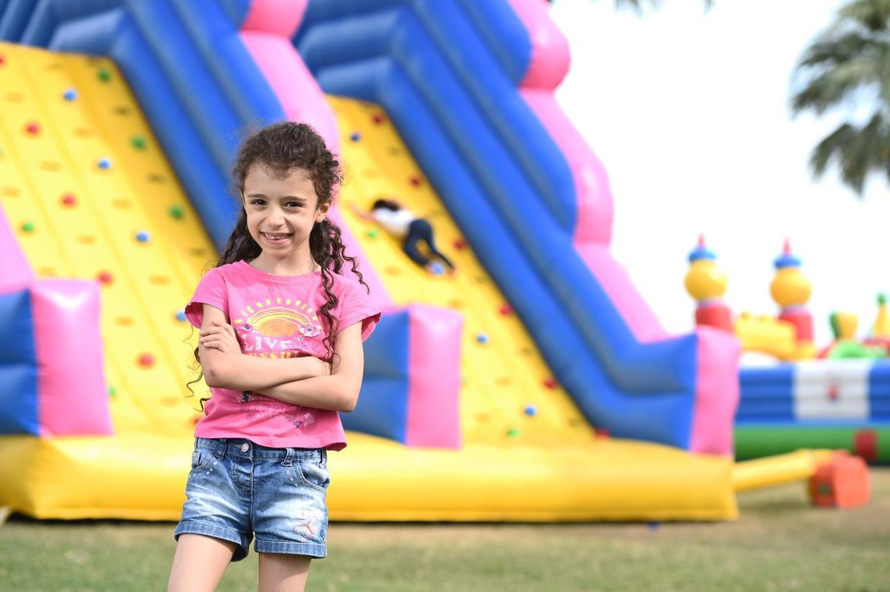 Sealine Beach, A Murwab Resort Месаид Экстерьер фото A girl in front of a climbing wall