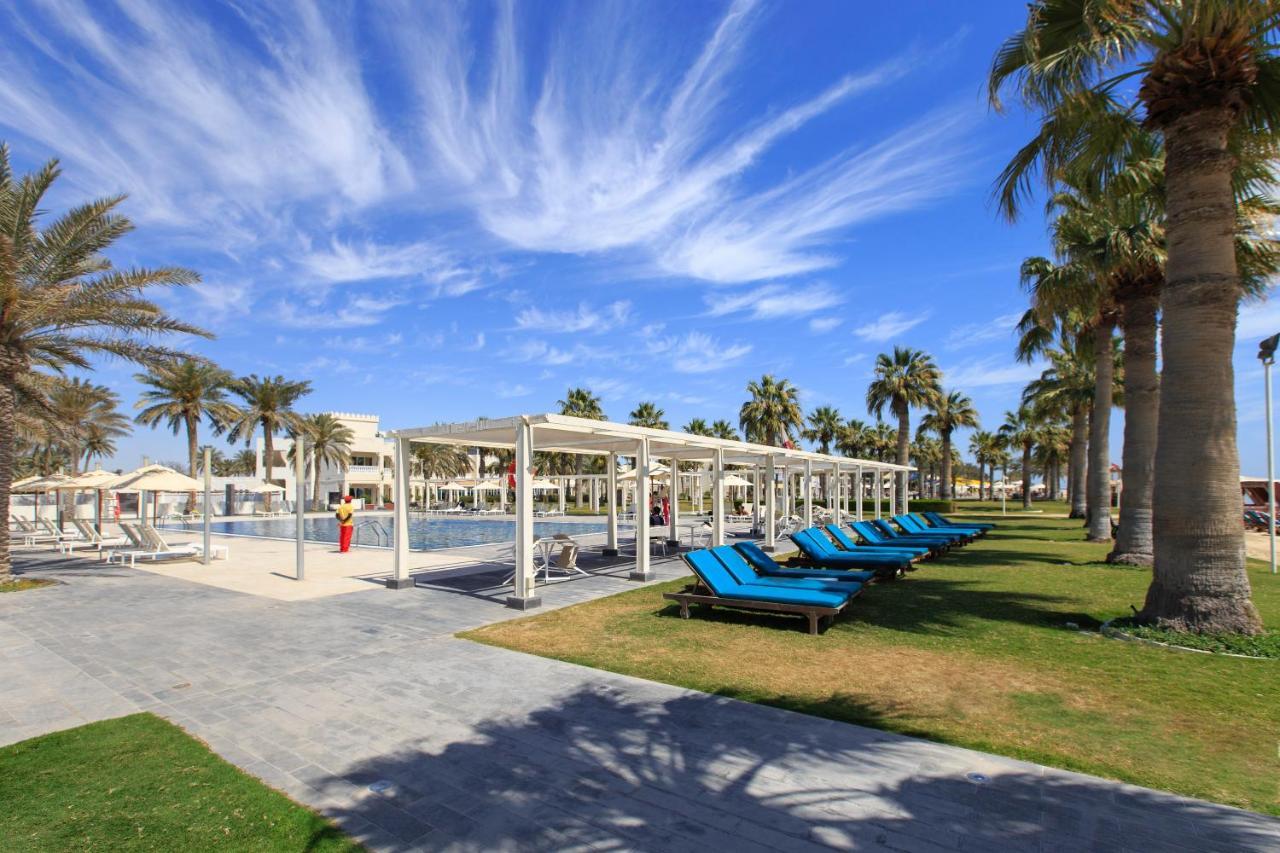 Sealine Beach, A Murwab Resort Месаид Экстерьер фото The swimming pool at the resort