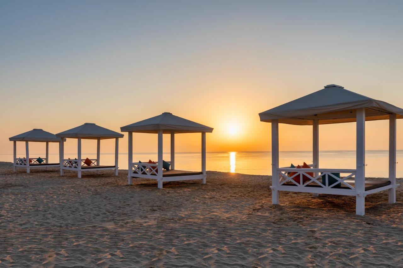 Sealine Beach, A Murwab Resort Месаид Экстерьер фото Sunset at the beach