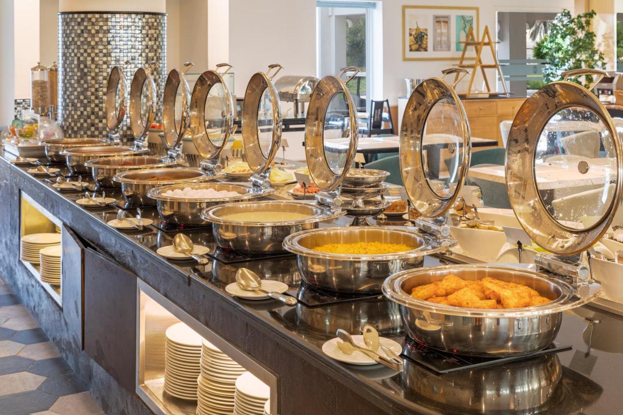 Sealine Beach, A Murwab Resort Месаид Экстерьер фото A buffet at a hotel
