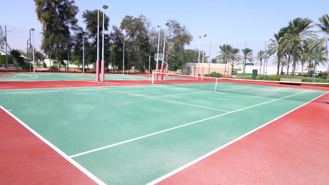 Sealine Beach, A Murwab Resort Месаид Экстерьер фото Tennis courts at the club