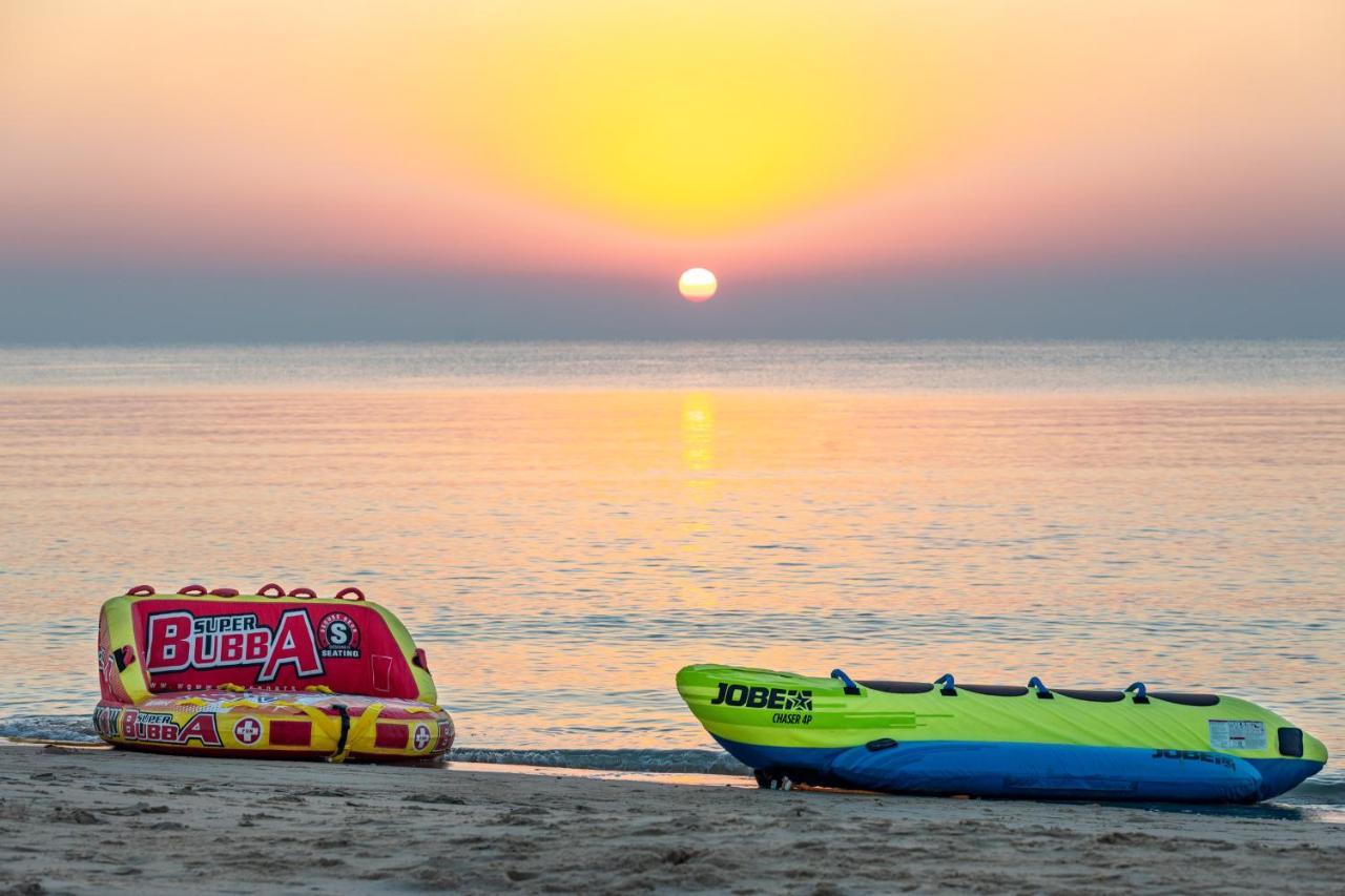 Sealine Beach, A Murwab Resort Месаид Экстерьер фото Sunset at the beach